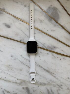 Apple series 9 -41mm Smartwatch with White Silicone Band - Lightweight Wearable